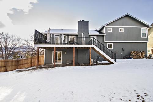 Back-Deck-Metal-Railing-Fortress-Black-Sand-Steel-Railing-Trex-Decking-Custom-Privacy-Wall-War-Eagle1