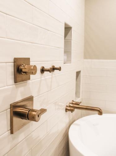 Master-Bathroom-Brushed-Gold-Finishes-Wall-Alcove-Japanese-Soaking-Tub-Cream-Wavy-Subway-Tile-Light-Grout (1)