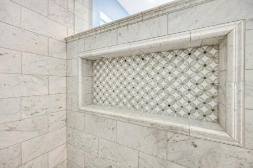 Master-Bathroom-Marble-Subway-Tile-Wall-Alcove-Light-Grout-Mosaic-Accent-Tile-Pony-Wall-Gilpin (1)
