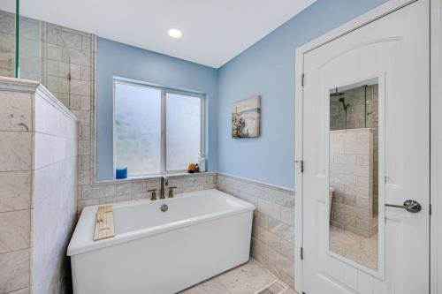 Master-Bathroom-Marble-Subway-Wall-Tile-Rectangle-Soaking-Tub-Pony-Wall-With-Glass-Brushed-Nickel-Finishes-Gilpin (1)