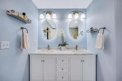 Master-Bathroom-White-Vanity-Marble-Countertop-Brushed-Nickel-Finishes-Backlit-Mirrors