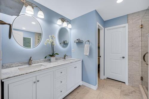 Master-Bathroom-White-Vanity-Marble-Countertop-Marble-Square-Tile-Floor-Subway-Tile-Brushed-Nickel-Finishes-Backlit-Mirrors-Gilpin